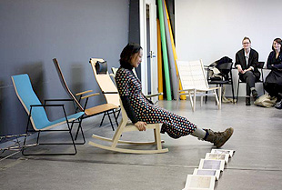 写真：内田久美子 最初の課題「easy chair」の講評会でプレゼン中の様子